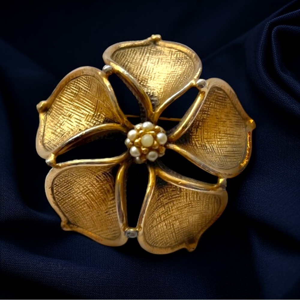 Vintage DeNicola stamped flower brooch